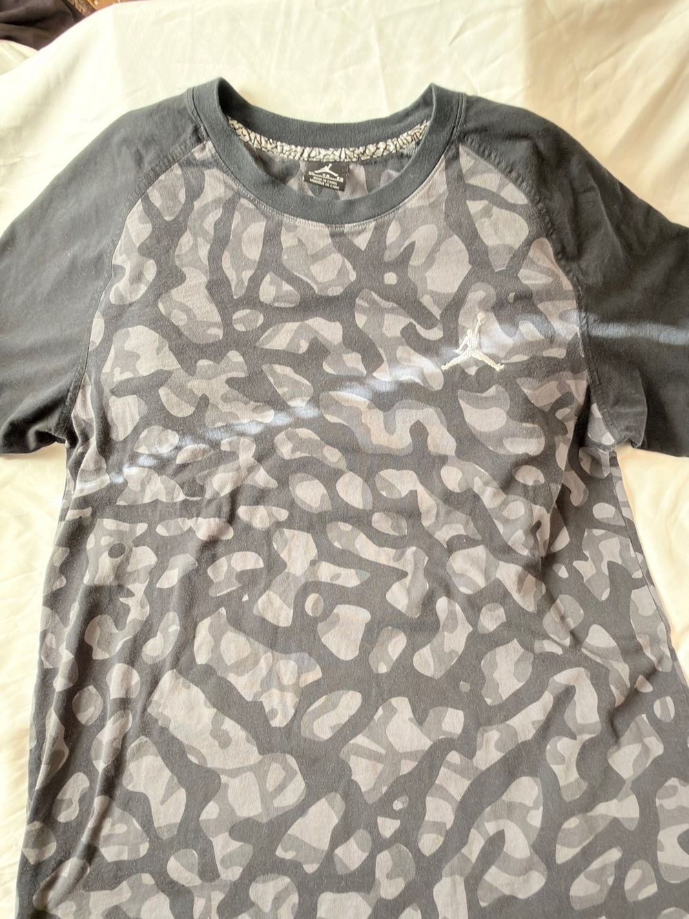 2015 Jordan Men’s Black and Gray Camo Short Sleeve Tee XL